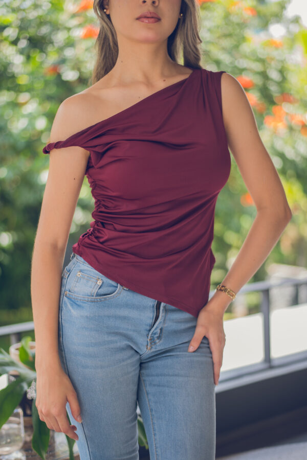 Blusa asimétrica con fruncido lateral Cód:7932